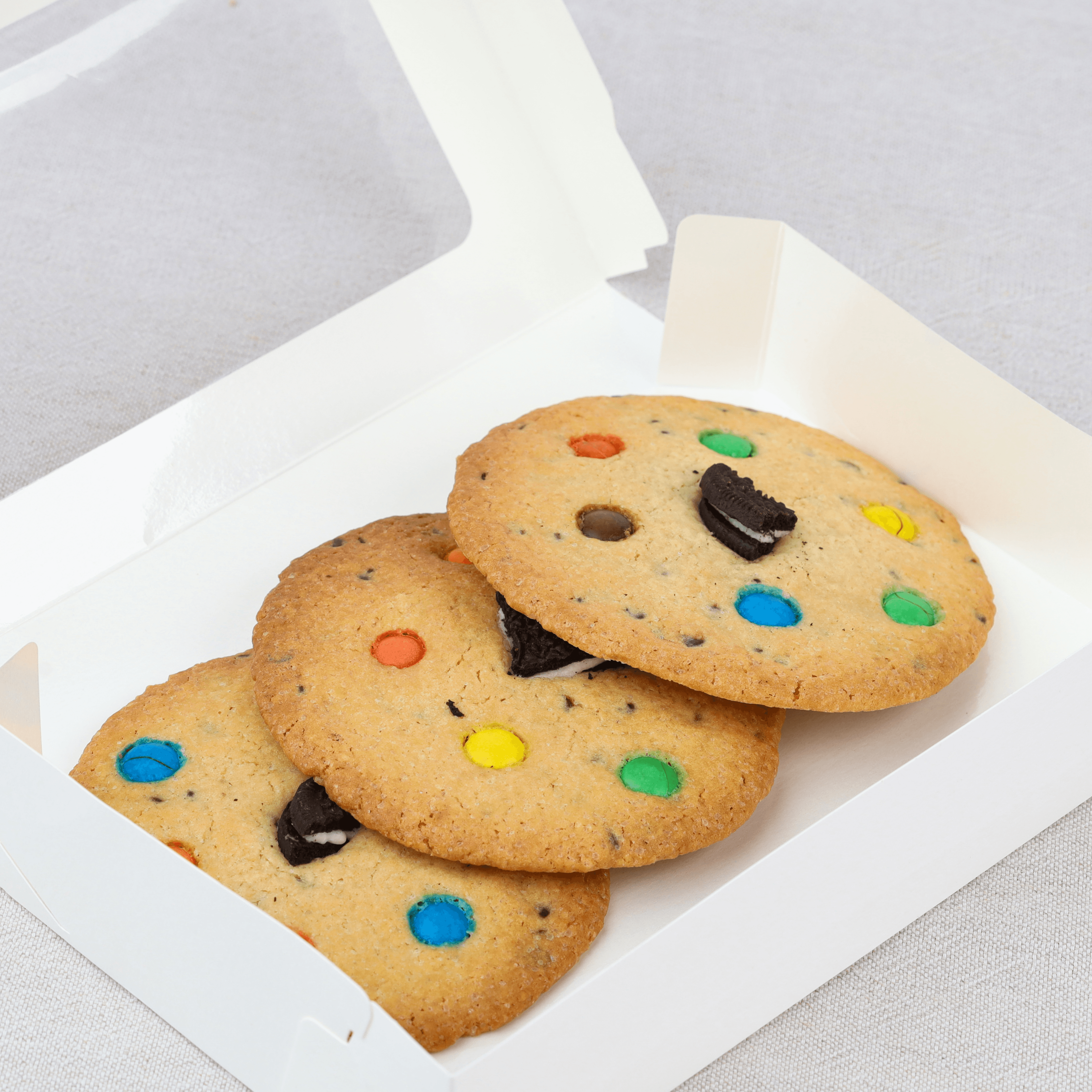 Sausainiai su šokolado gabaliukais M&M's ir Oreo